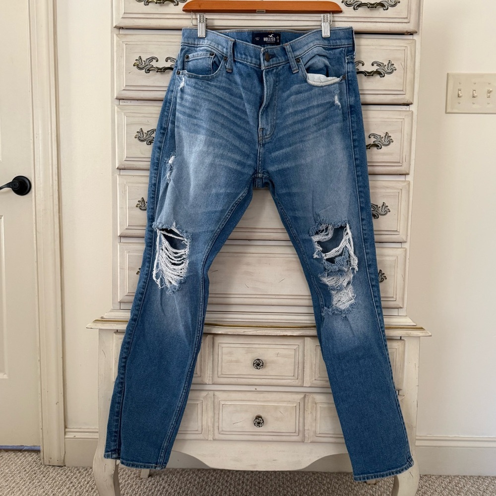 Hollister Men’s Distressed Mediun Wash Jeans